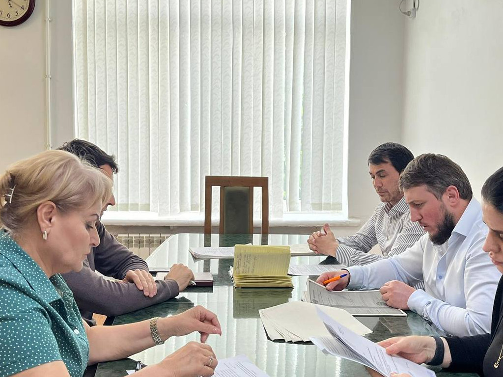 В здании администрации Южно-Сухокумска состоялось заседание жилищной комиссии по рассмотрению заявлений и документов граждан, нуждающихся в улучшении жилищных условий.